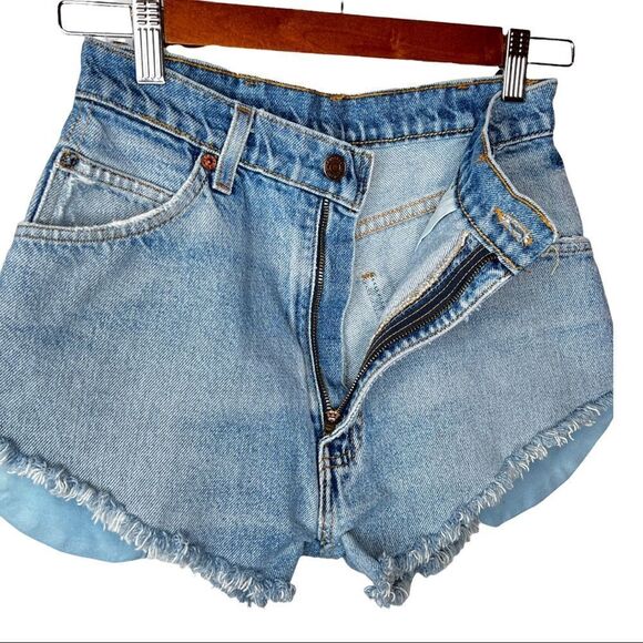LEVI'S Vintage Daisy Duke High Rise Shorts Size 2 or 26" Waist - Picture 2 of 4
